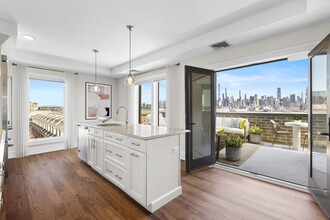 200 Oxford Landing in Weehawken, NJ - Foto de edificio - Building Photo