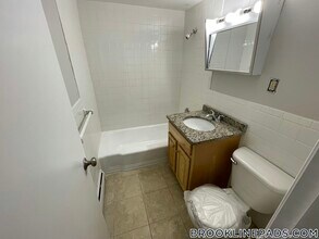 222 Babcock St, Unit 2C in Brookline, MA - Building Photo - Building Photo