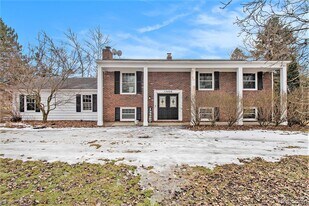 13428 Sequoia Ln in South Lyon, MI - Building Photo