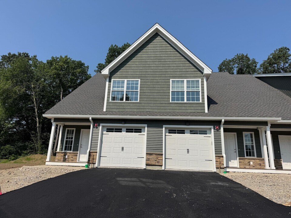 74 Rockingham Rd in Derry, NH - Foto de edificio