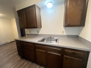 Anita Manor Apartments in Salem, OR - Building Photo - Building Photo