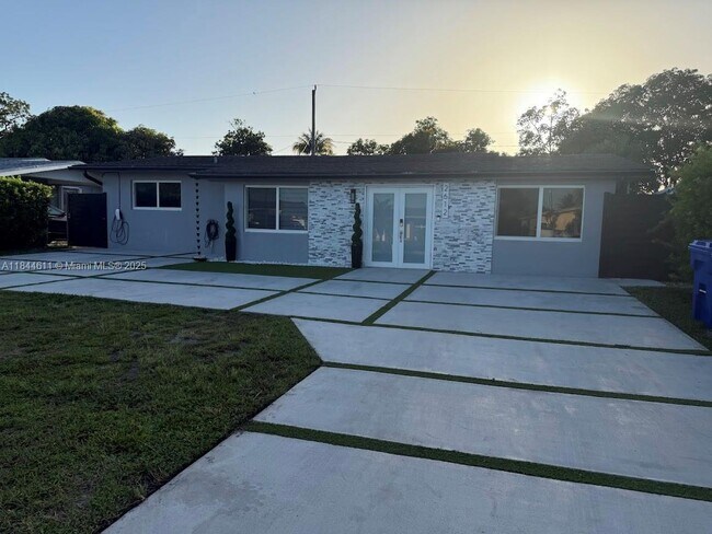 property at 2612 Acapulco Dr
