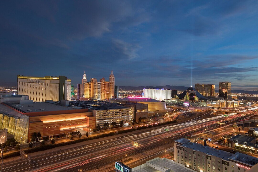 4575 Dean Martin Dr in Las Vegas, NV - Building Photo