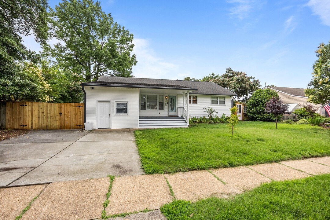 8490 Lynn River Rd in Norfolk, VA - Building Photo