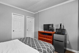 18732 Dix Toledo Rd in Brownstown Township, MI - Foto de edificio - Building Photo