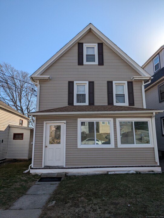 28 Ocean Ave in New London, CT - Building Photo