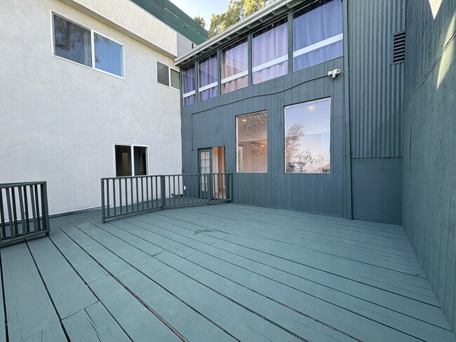 1402 San Remo Dr in Pacific Palisades, CA - Foto de edificio - Building Photo