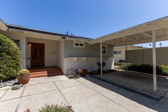 7246 Hatillo Ave, Unit A in Winnetka, CA - Foto de edificio - Building Photo