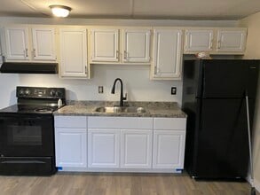 93 Pleasant St in Ware, MA - Foto de edificio - Building Photo