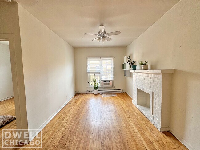 727 W Roscoe St, Unit 2 in Chicago, IL - Building Photo - Building Photo