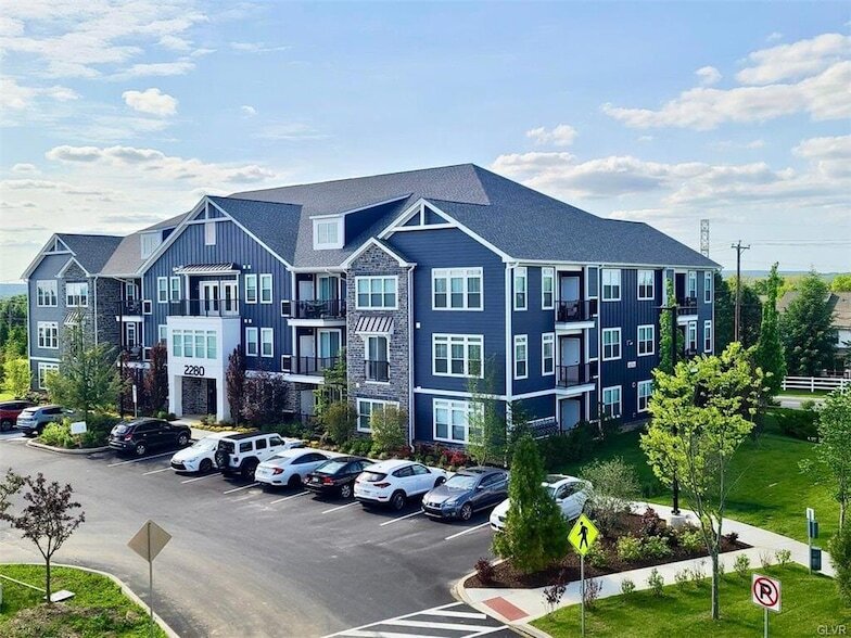 2295 Lafayette Park Dr, Unit C1 in Easton, PA - Building Photo