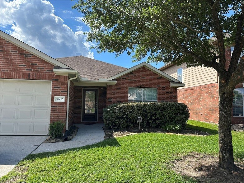 30415 Deleon Fields Dr in Spring, TX - Building Photo