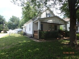 400 SW Lindenwood Ave in Topeka, KS - Building Photo