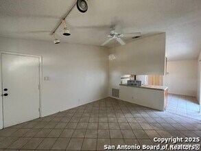 9819 Valley Villa in San Antonio, TX - Foto de edificio - Building Photo