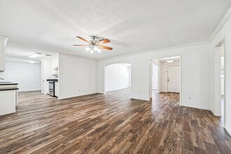 8010 Braeburn Valley Dr in Houston, TX - Building Photo - Building Photo