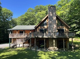 303 W View Estates in Manchester Center, VT - Building Photo
