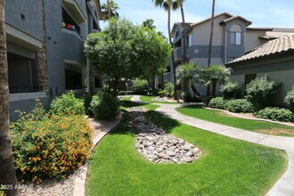 2025 E Campbell Ave in Phoenix, AZ - Foto de edificio - Building Photo