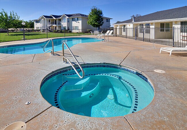 Meadow Vista in Red Bluff, CA - Foto de edificio - Building Photo