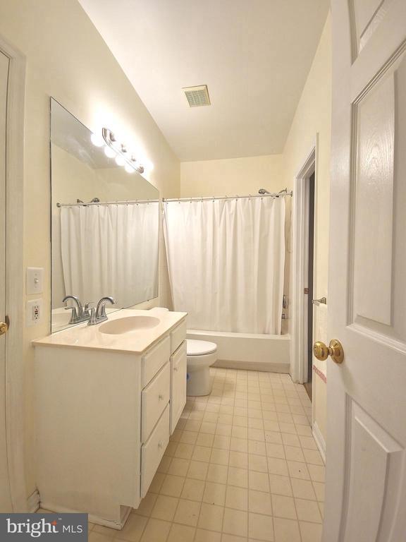 1037 Lexus Way in Herndon, VA - Building Photo - Building Photo