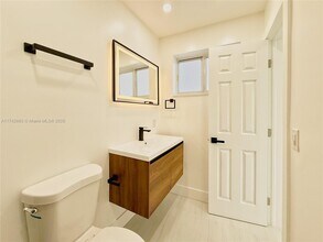 8381 NW 11th St in Pembroke Pines, FL - Foto de edificio - Building Photo