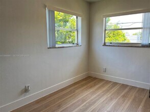 270 NE 40th St in Oakland Park, FL - Building Photo - Building Photo