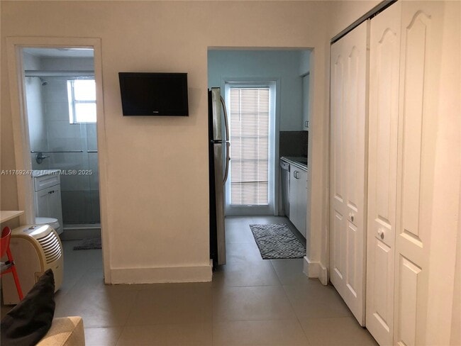 911 Meridian Ave in Miami Beach, FL - Building Photo - Building Photo