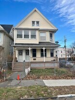 166 Laurel Ave in Bridgeport, CT - Building Photo