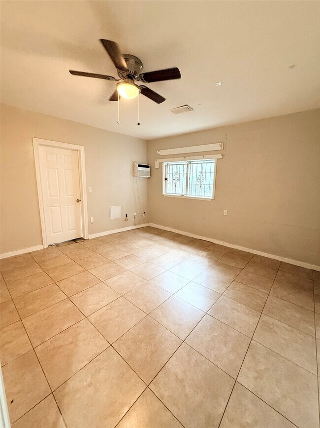 6109 Saxon Dr