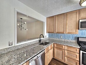 7660 Willow Point Dr in Falls Church, VA - Building Photo - Building Photo