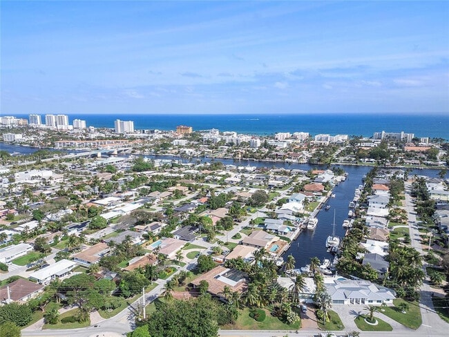 556 SE 15th Ave in Deerfield Beach, FL - Building Photo - Building Photo