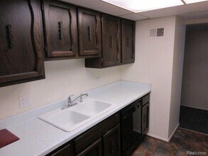18447 University Park Dr in Livonia, MI - Building Photo - Building Photo