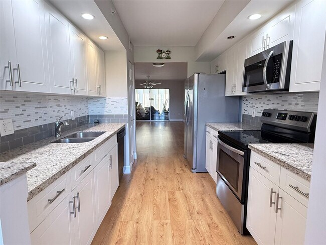 550 SW 137th Ave in Pembroke Pines, FL - Building Photo - Building Photo