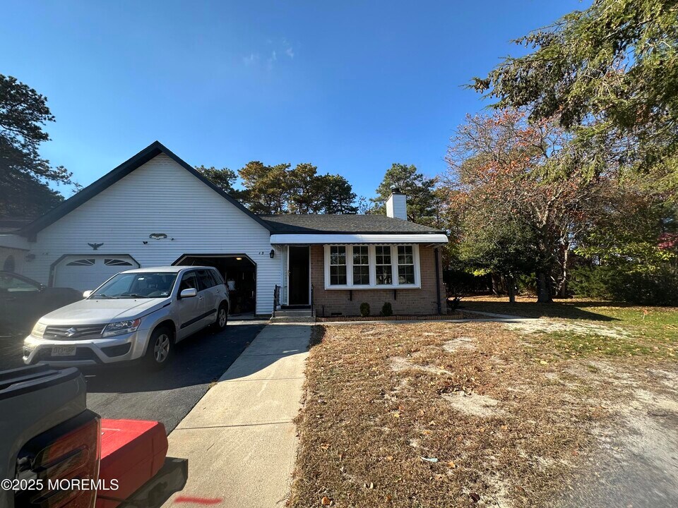 4B Winthrop Pl in Manchester Township, NJ - Building Photo