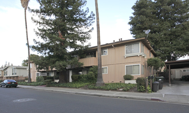 Robles apartments in Menlo Park, CA - Building Photo - Building Photo