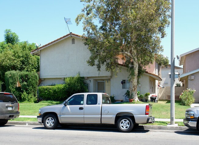 2067 N Park Ln in Orange, CA - Foto de edificio - Building Photo