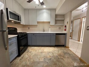8 Killington Ct in Old Bridge, NJ - Building Photo - Building Photo