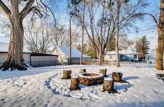 1713 Laurie Rd E in Maplewood, MN - Foto de edificio - Building Photo