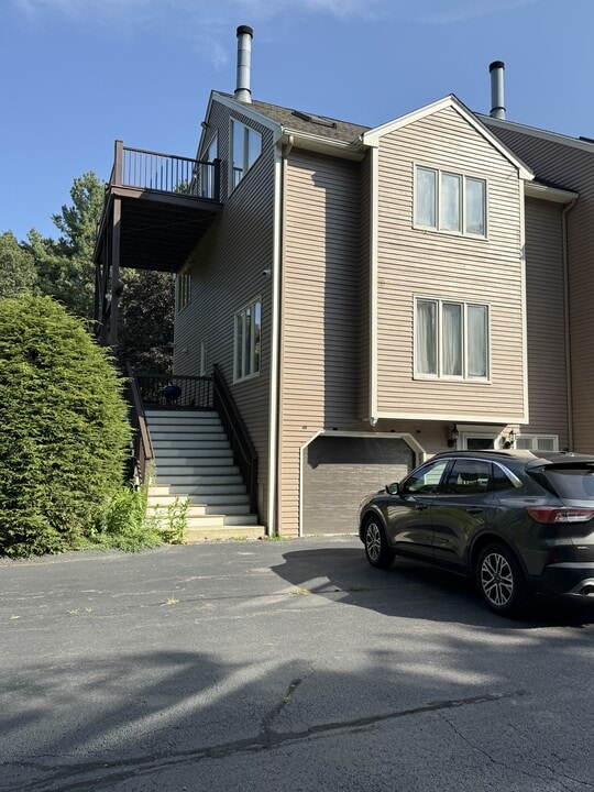 275 Donohue Rd in Dracut, MA - Building Photo
