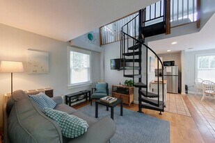 25 Warren Ave in Middletown, RI - Building Photo