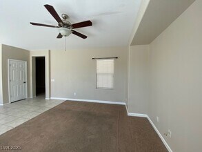 8129 Loma Del Ray St in Las Vegas, NV - Foto de edificio - Building Photo