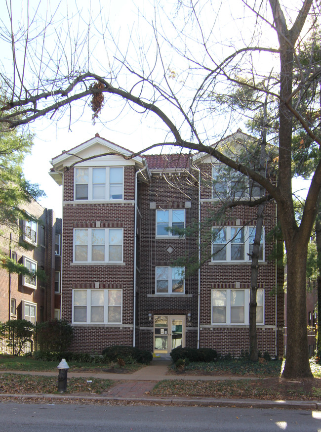 5582 Pershing Ave in St. Louis, MO - Foto de edificio - Building Photo