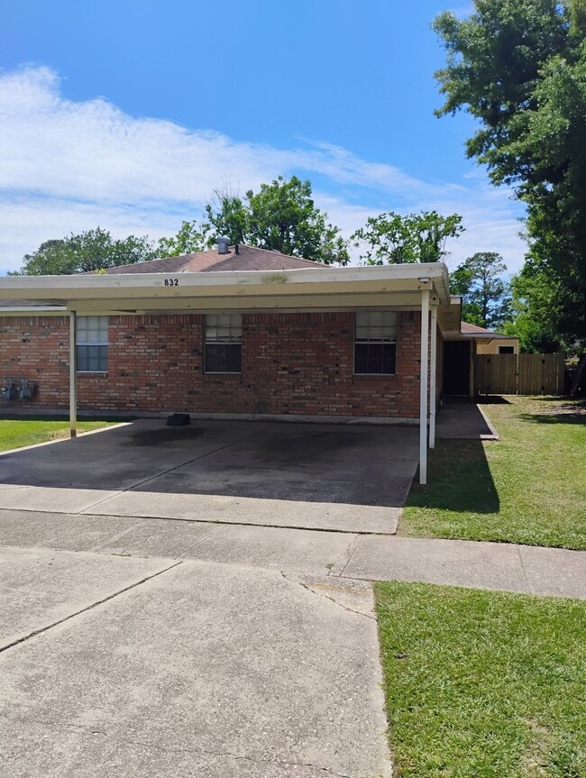 832 Holt Dr in Baton Rouge, LA - Building Photo - Building Photo