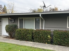 719 SW Bridge St in Grants Pass, OR - Building Photo - Building Photo