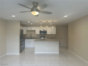 4802 Tudor Dr in Cape Coral, FL - Foto de edificio - Building Photo