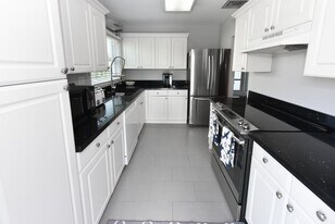 340 Russlyn Dr in West Palm Beach, FL - Building Photo