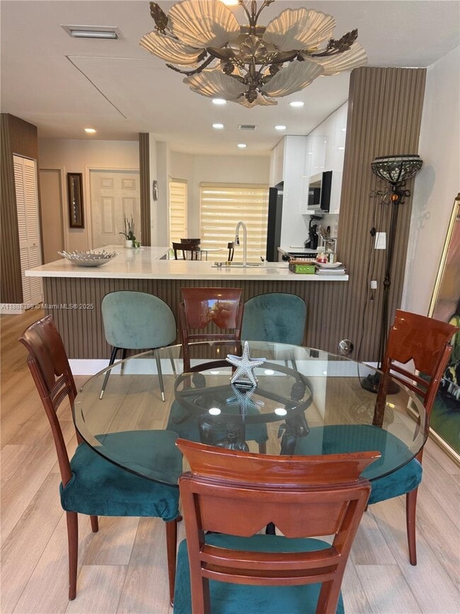 10233 NW 52nd Ln in Doral, FL - Building Photo - Building Photo