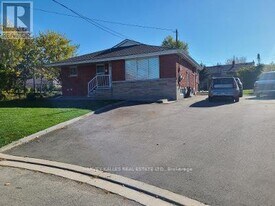 8 Salmond Ct in Hamilton, ON - Building Photo