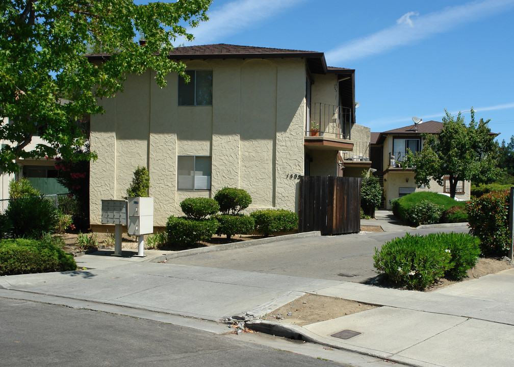 1595 Brookvale Dr in San Jose, CA - Building Photo