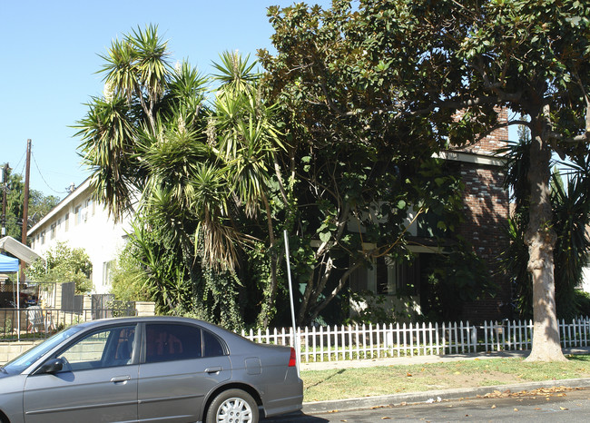 105 S Granada Ave in Alhambra, CA - Building Photo - Building Photo