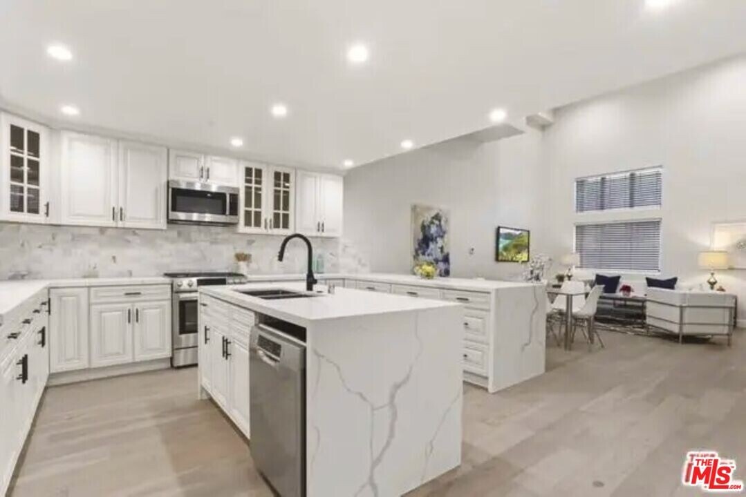 5019 W Maplewood Ave in Los Angeles, CA - Building Photo